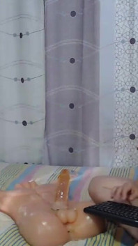 Milf ela é fodida com força e quer mais de um pau em seus buracos