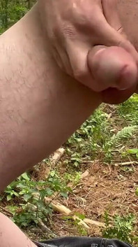Băiat tânăr care se expune, lovește fundul și se masturbează în pădure