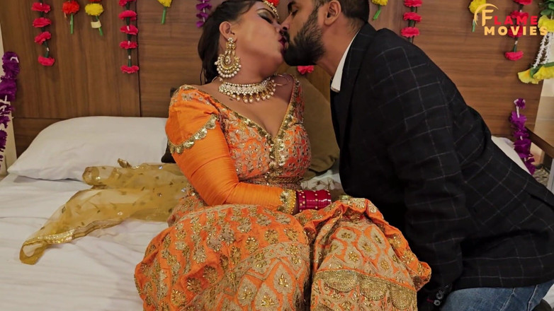 DesiHeat Studio: Razia Bhabhiは彼女のタイトな猫と処女の猫がクライアントによって犯されました