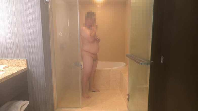 Azn Dad Man: Asiático daddy speedo se desnuda, ducha caliente y masturbarse