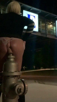 Wild Streetside dildo kongkek dubur banci berisiko