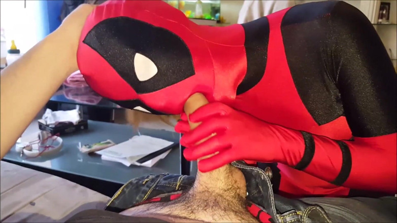 Nylon Xtreme: Zentai Deadpool girl costume blowjob