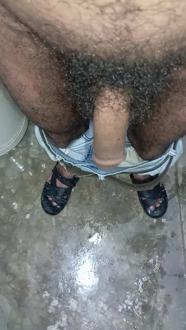 Jacksonzas: Wielki kutas owłosiony indyjski facet szarpnięcie spermy w publicznej toalecie...