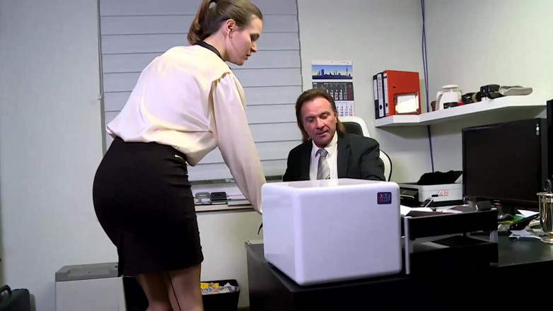 Deutschland porn: Mein chef liebt meine muschi ... ficken im büro