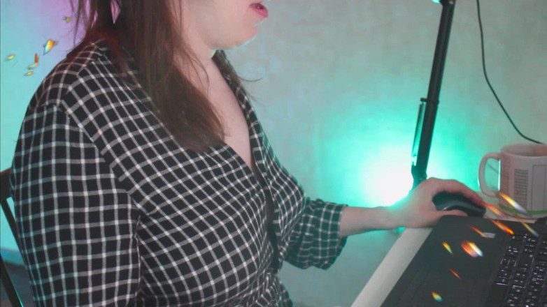 Hairypussyangel: बालों वाली चोदने लायक मम्मी ढेर सारा स्पार्कलिंग पानी पीती है और फिर मैं गांड मारती हूं, बहुत सारे बर्प्स, फिर शौचालय में मूतना