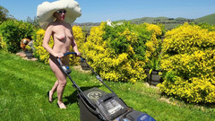 SugarNadya: Nackte russische hure, während hausfrau gras hüt