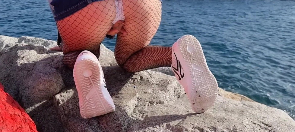 TheloveStory: Mostrando la sua figa su una spiaggia e squirt duro