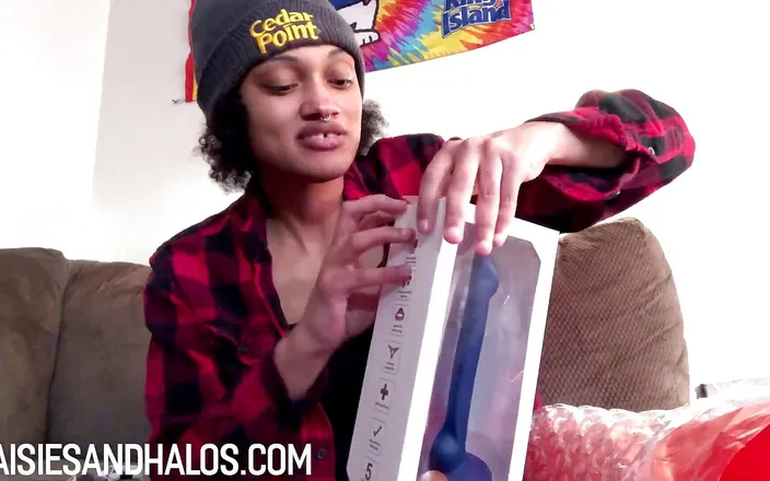 Daisiesandhalos: Unboxing my dildo