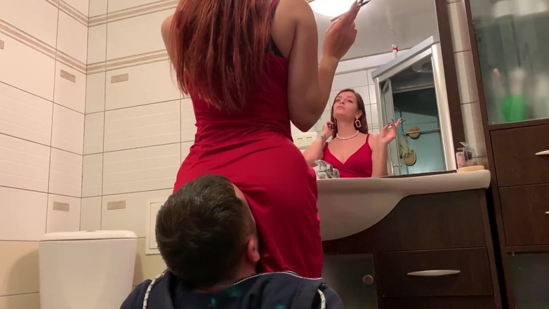 Petite Princesses Femdom: Padrona Sofi in abito rosso usa schiava sedia - ignora la...