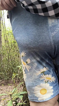 Freches zimmermädchen im wald aus nächster nähe Pisst am meisten