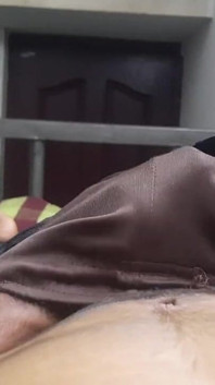 ホットなシックスパックの少年が部屋で自慰している