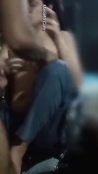 Une Pakistanaise aux seins naturels juteux taille une pipe