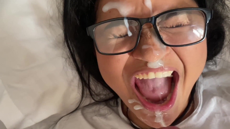 Yohamedi: Zusammenstellung von Gesichts- und In-Mund-Cumshots, viel Milch