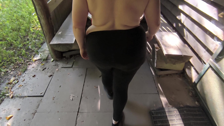 Bouncy Tits Action: Muito duro tapa nos peitos na cabana