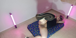 Valery Saenz xxx: Haciendo ejercicios en tanga para más comodidad