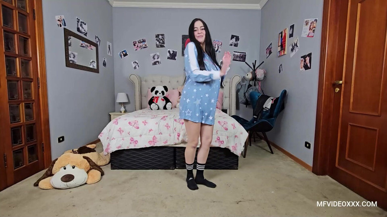 MF Lesbian: Het pyjamafeest eindigde met kusjes