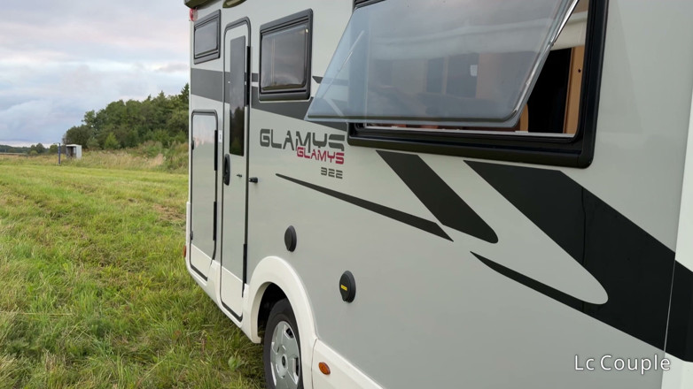 LC couple: Une MILF Surprise Dans Un Camping-car M’a Invité À Entrer
