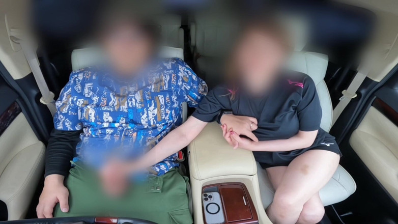 LuuLee0804: Чоловік дивиться гру. Заміжня жінка поспішно віддає в машину