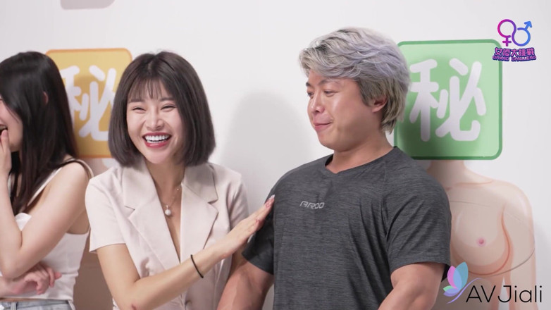 AV Jiali: 成人游戏最终与丰满的黑发女郎发生性关系