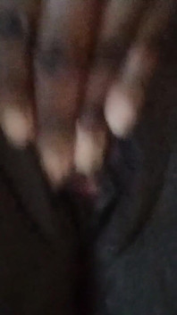 Geiles schwarzes mädchen spielt mit ihrer muschi