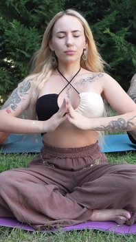 Trio anale miLF in una lezione di yoga con istruttore con un cazzo enorme