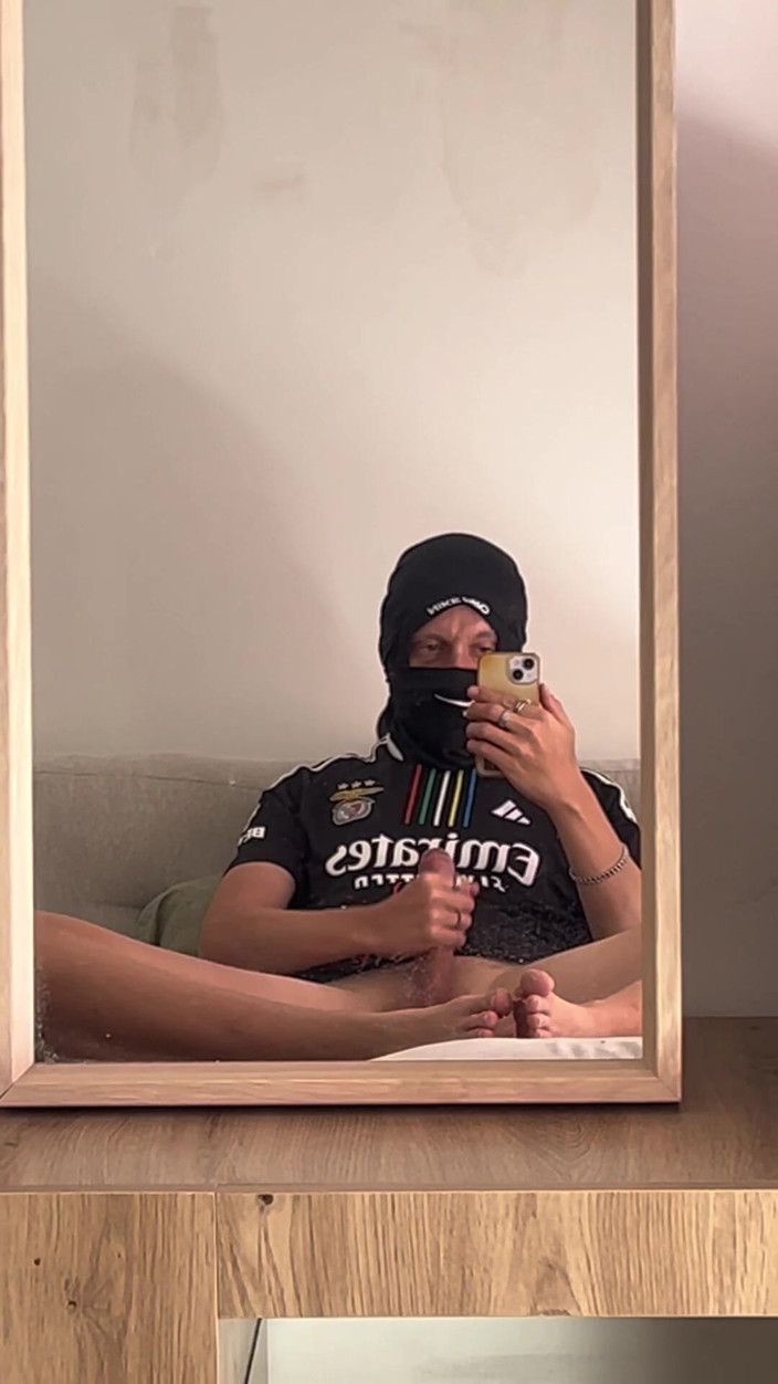 Axton Drake: L'arrapato calciatore mostra il suo grosso cazzo ed i piedi...