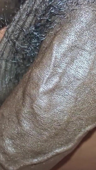 Close-up aftrekkende sappige grote zwarte lul