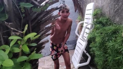 继母在他的朋友面前用她的大屁股勾引她的男朋友