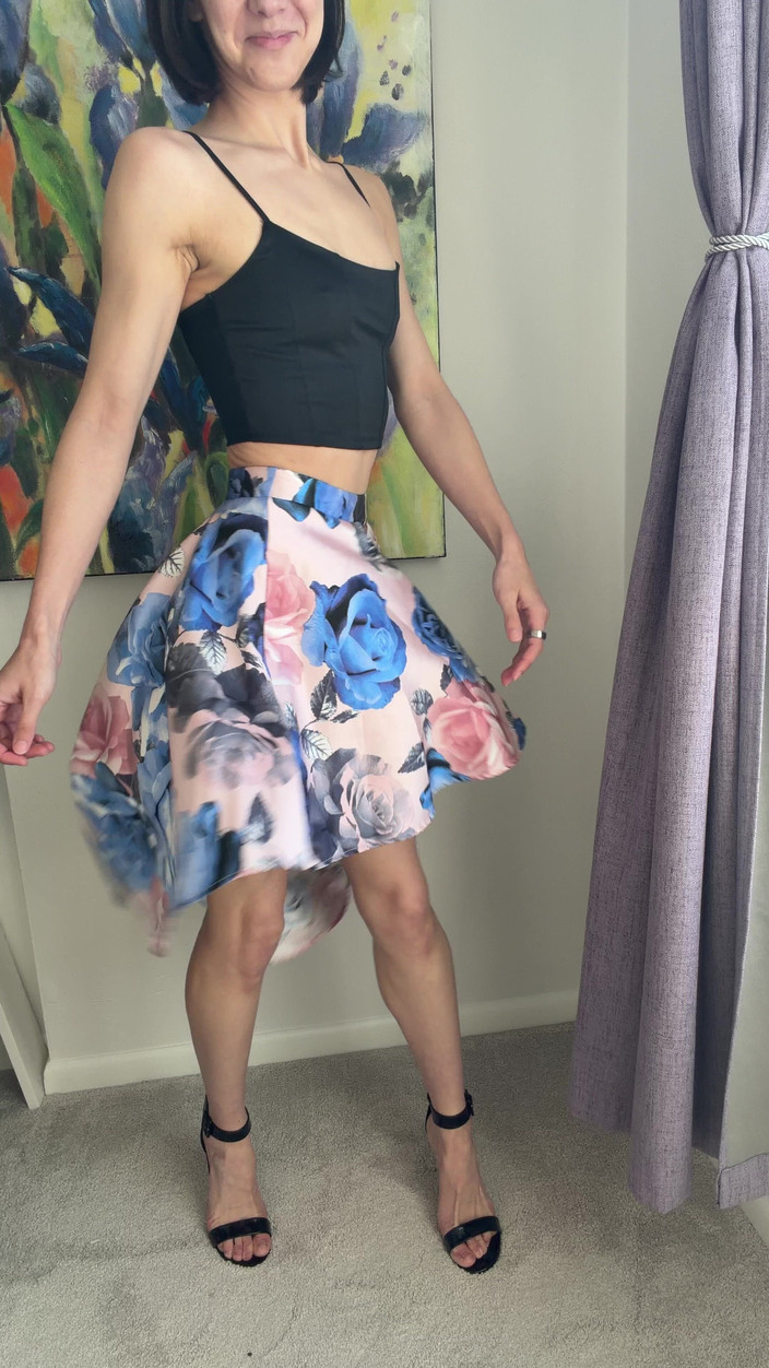 Ms_Emmy_Lynn: Saia de cetim sem calcinha provocação