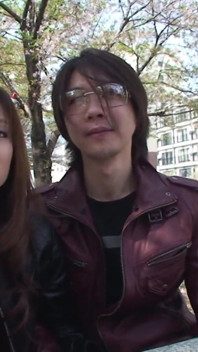 Marido japonés mira el coño peludo de la esposa follado por otro hombre - preñada en el sofá infiel