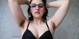 The Antichristrix: Nữ thần rậm lông bảo bạn quay tay vì nách