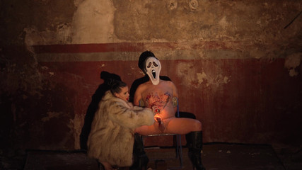 Miss Alessa Milano: Jocuri cu ceară de lumânări de Halloween