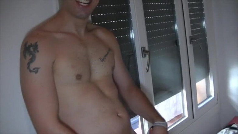 Gaybareback: Hetero-typ lutscht schwanz vom twink in madrid