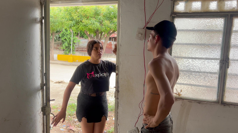 Hilary palvin: 小柄なラテン系アメリカ人が見知らぬ人へのカジュアルなオーラルセックスで借金を返済