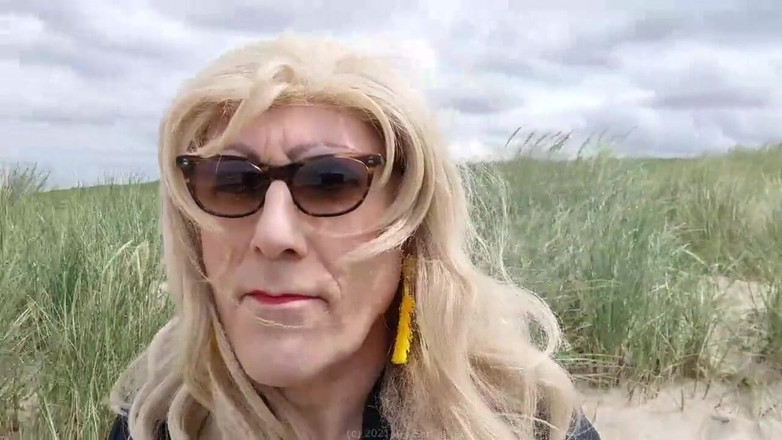 Mrs Samantha: Mrs samantha lagi asik jalan-jalan di pantai