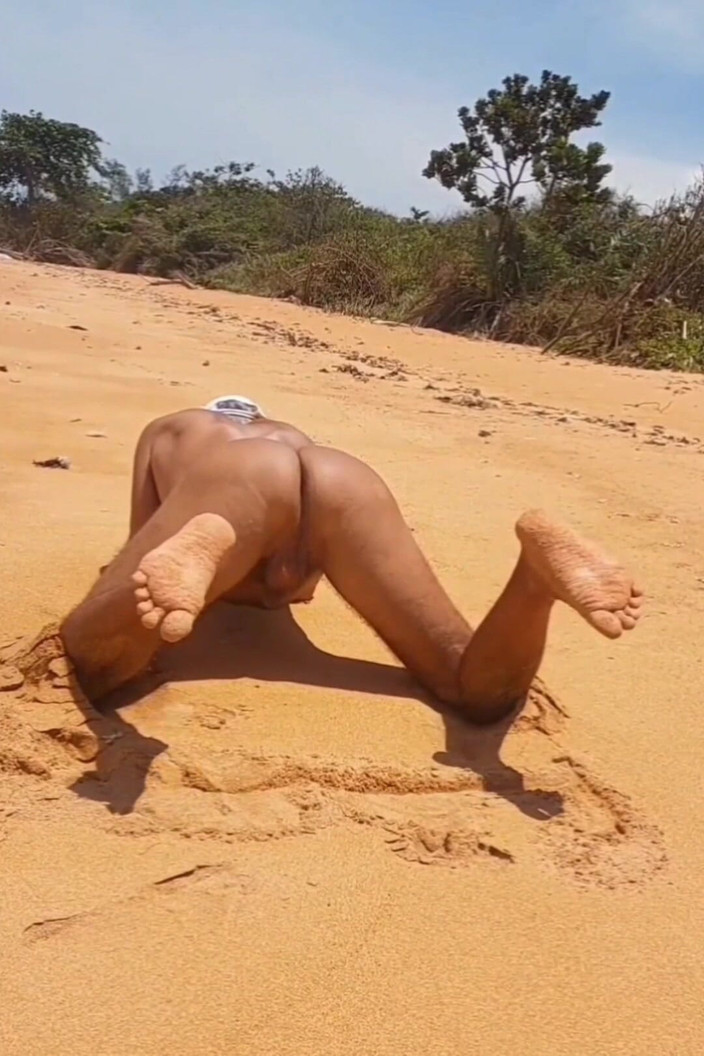 Ladysilvas: Kompilasi Ladysilva di pantai telanjang memamerkan pantatnya yang panas