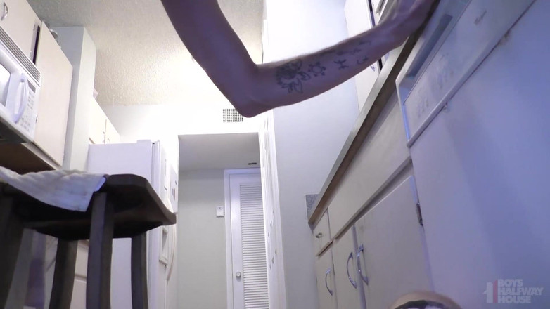 Boys half-way house: एक सुंदर लड़के का वंश