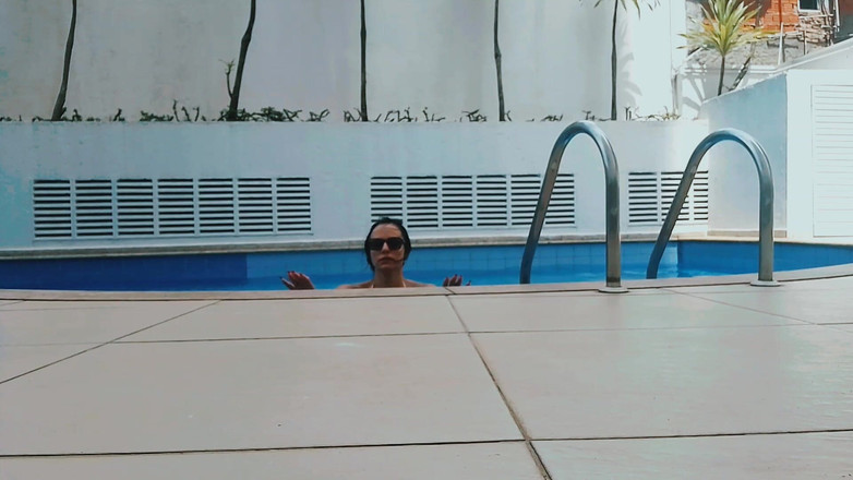 Raquel Cardoso Da Rosa: Avkoppling vid poolen hemma