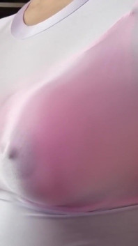 Caresse des seins brillants et serrés