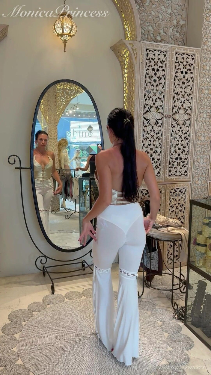 Princess Monica: सेक्सी बालिनी कपड़े बुटीक में आजमाएं