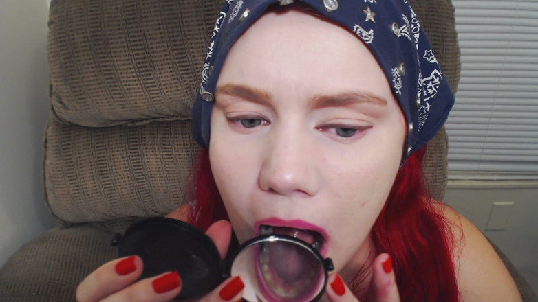 Scarlet Vixen: Tôn sùng răng miệng bằng gương