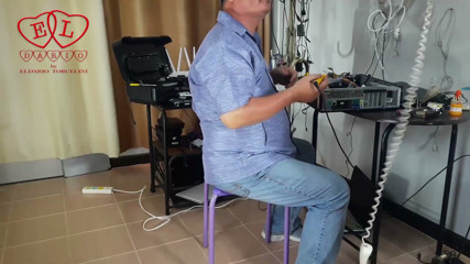 Strange stepfamily: バカなITエンジニアのオフィスで全裸のメイドが掃除をしている