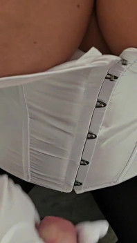 Ngocok kontol pakai satin satin putih
