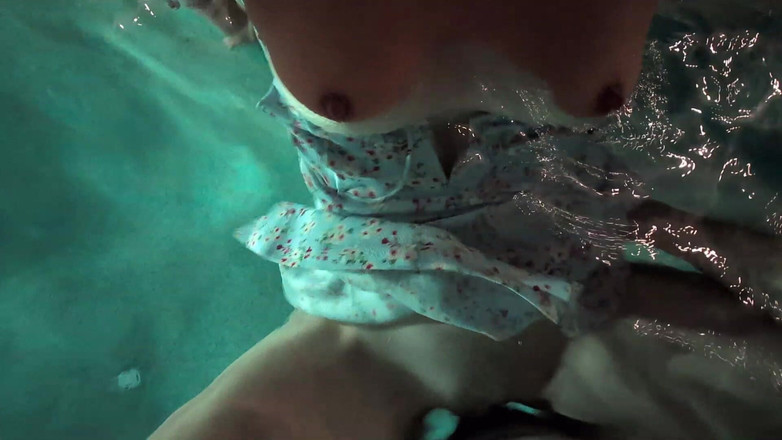 Mimiandevan: Digitación En El Jacuzzi Termina Con Sexo En La Piscina