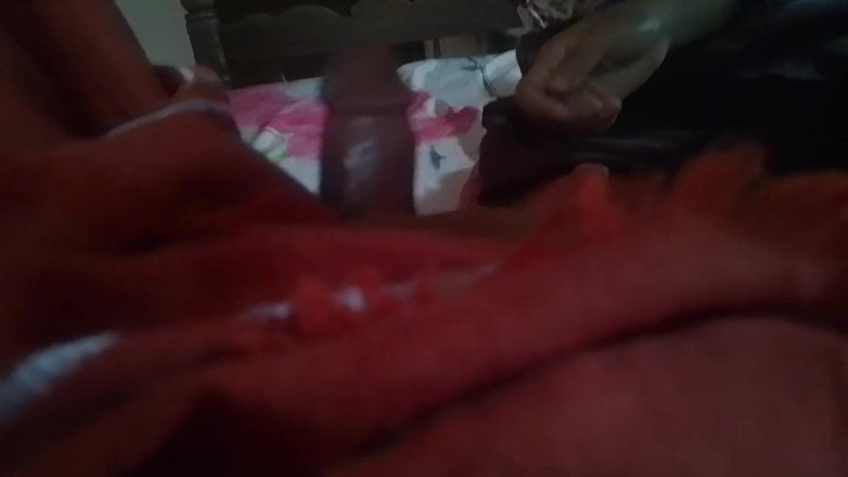 LEGSCOUPLE12: 彼女のおっぱいを見せているインドのマラヤーリの女の子