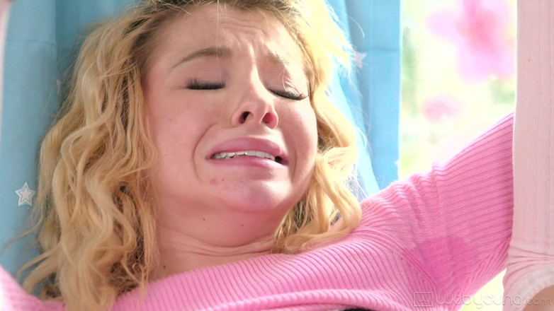 Web Young: 자지 먹기와 가위 핑거링의 핫한 고백으로 밝혀진 제이드 베이커의 미스터리 추종자 Kenzie Reeves