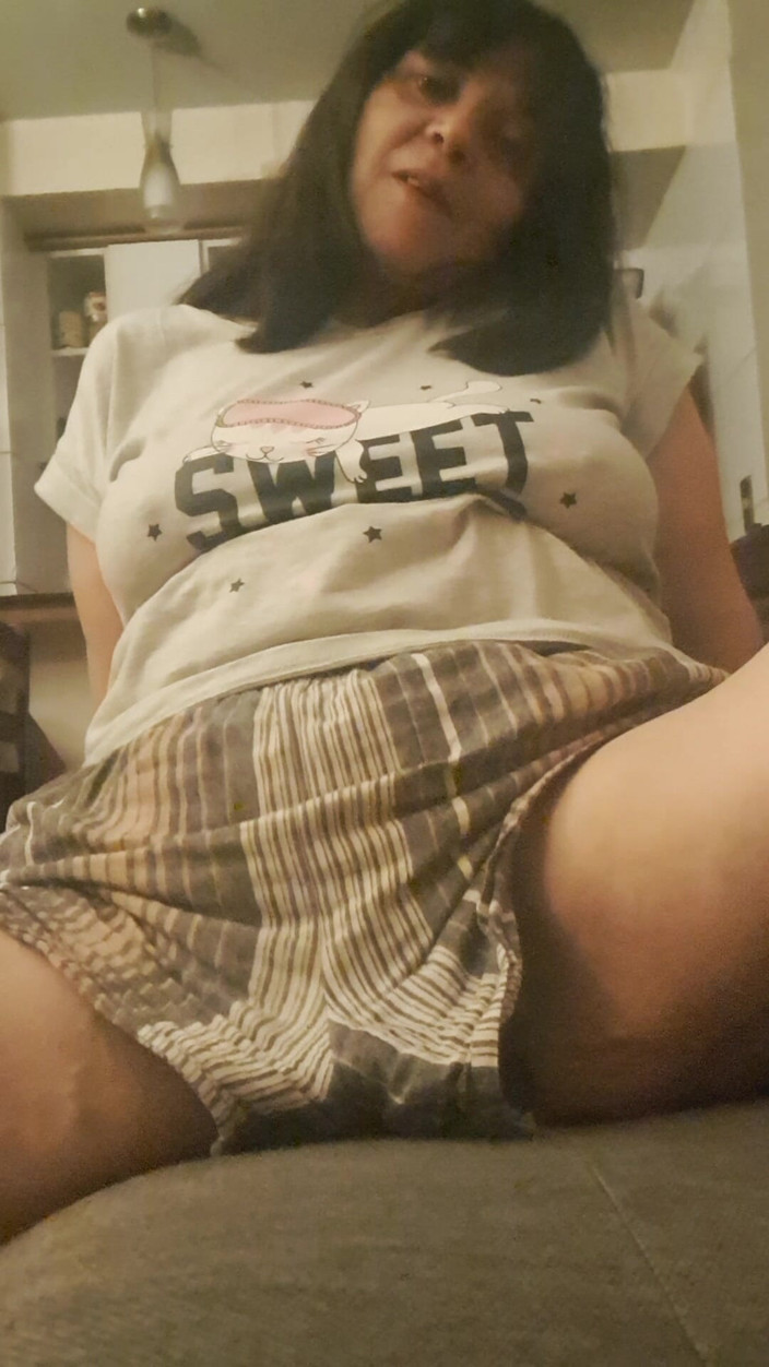 Mommy big hairy pussy: MILF madura de shorts, mostrando surpresa