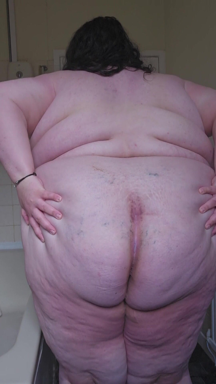 SSBBWLadyBrads: SSBBW göttin badezimmerstreifen und Laufsteg