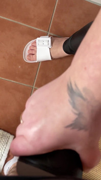 Masturbación con la mano en el baño, fetiche de pies