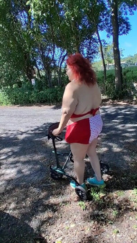 ¡La enfermera grandota Vicki está dando un paseo en su traje de baño Hello Kitty un bikini! ¡Qué más hace!